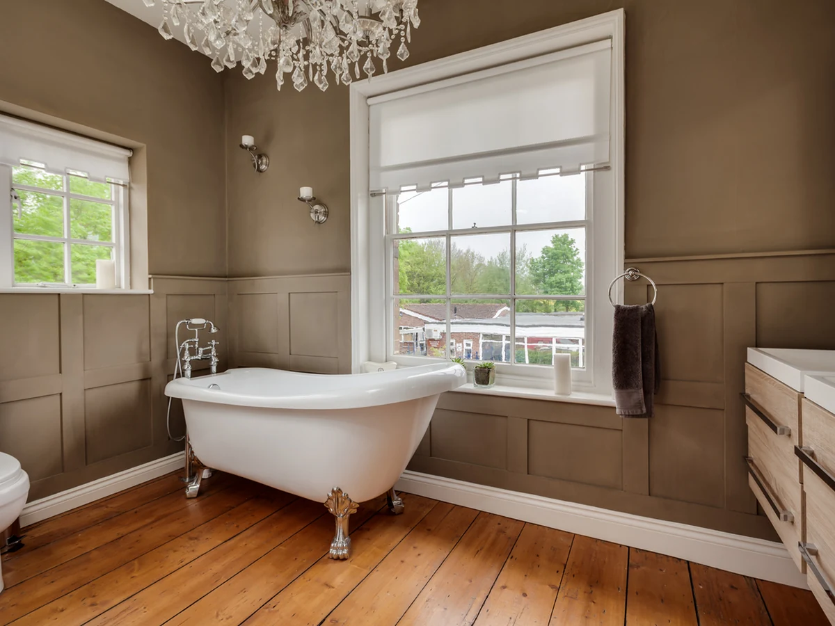 Traditional Victorian bathroom painting in Beaconsfield by Beaconsfield Decorators
