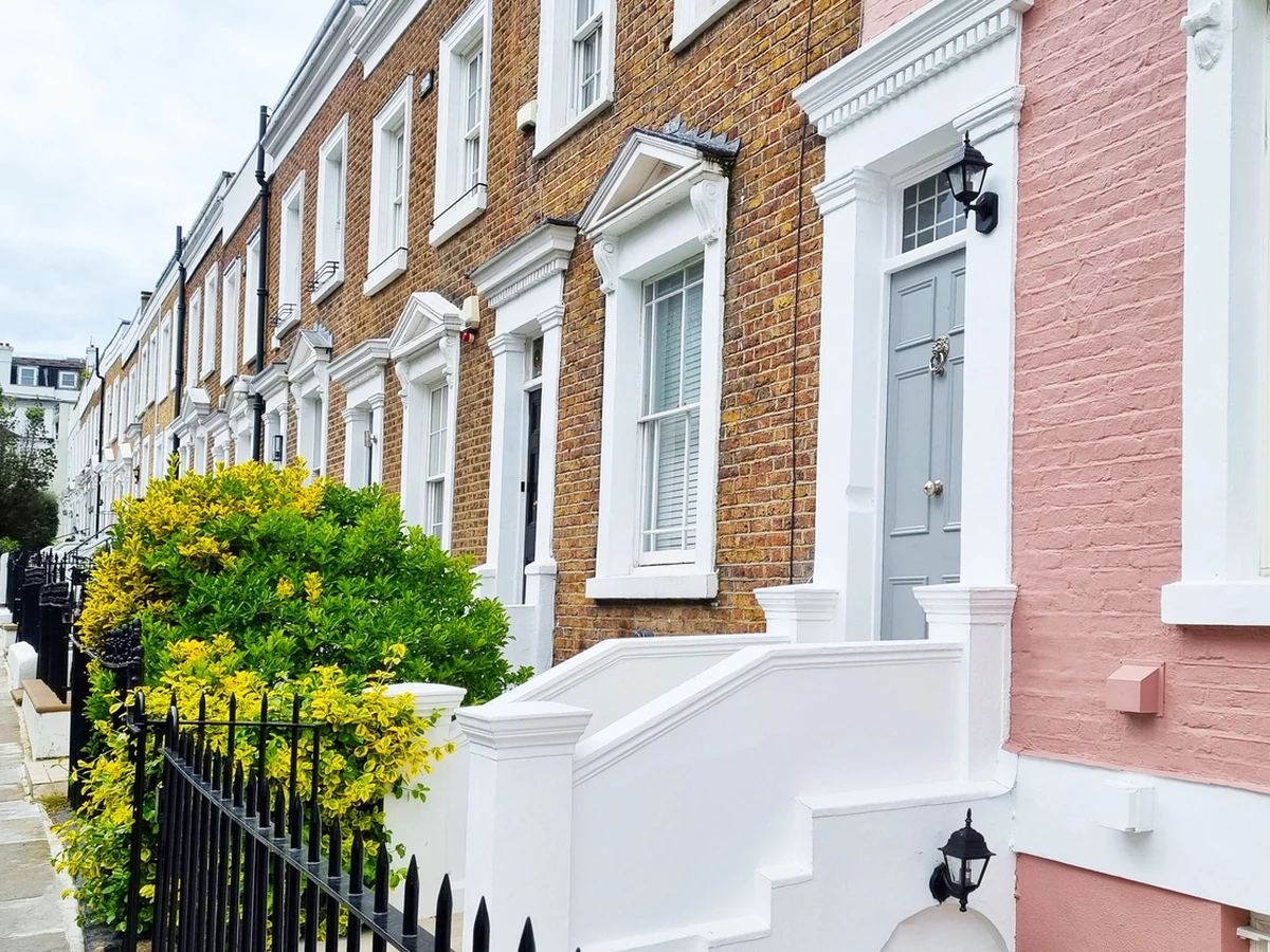 exterior-painting-row-london-terraced Victorian terraced houses with well-maintained fencing and exterior painting in Beaconsfield area
