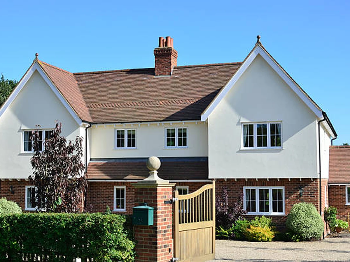 English white rendered property with quality window frame painting by Beaconsfield Decorators