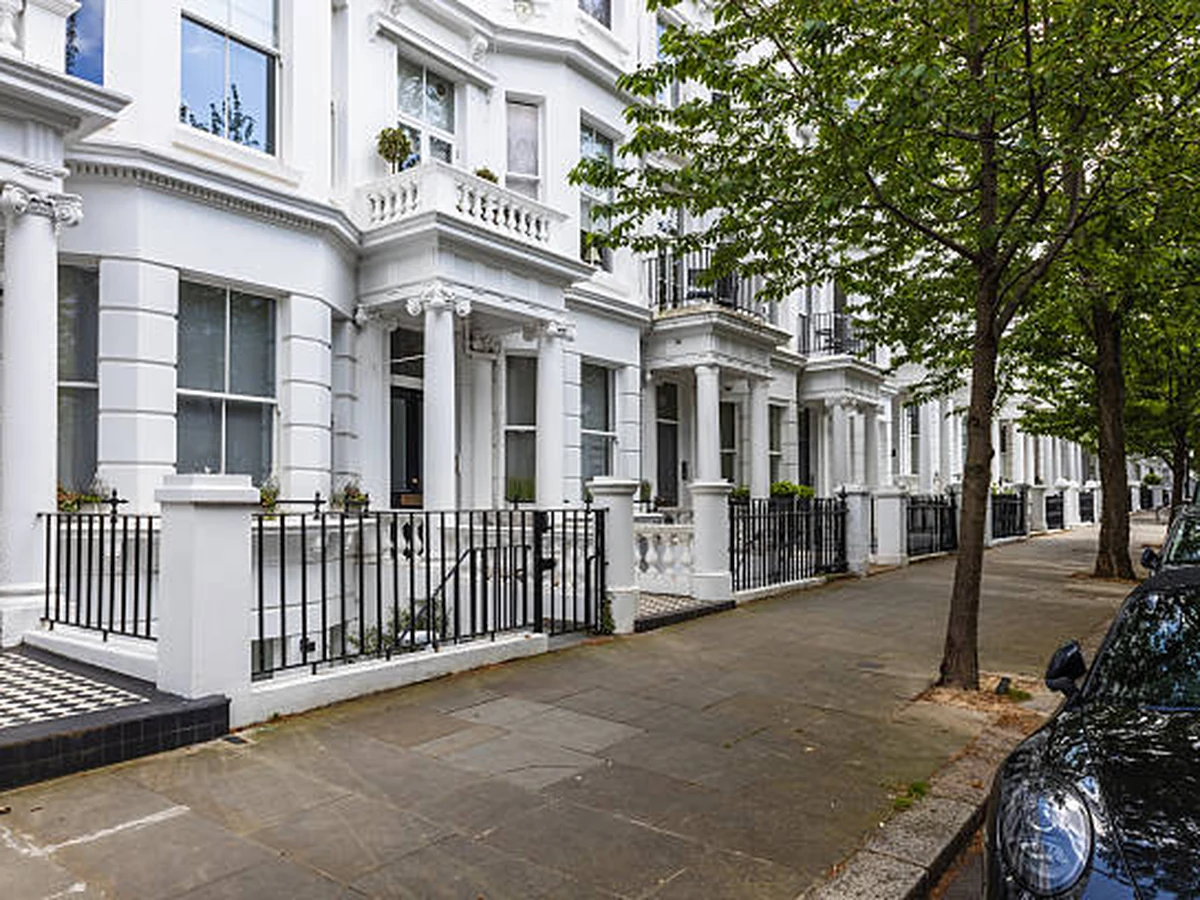 Victorian exterior painting with white stucco in Beaconsfield by Beaconsfield Decorators