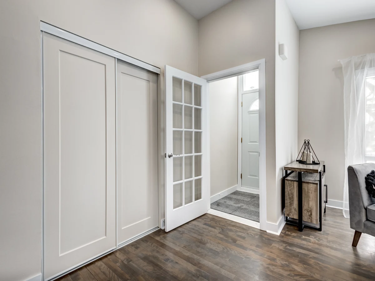 Bright white hallway entryway painted by Beaconsfield Decorators, professional painters in the Chiltern district