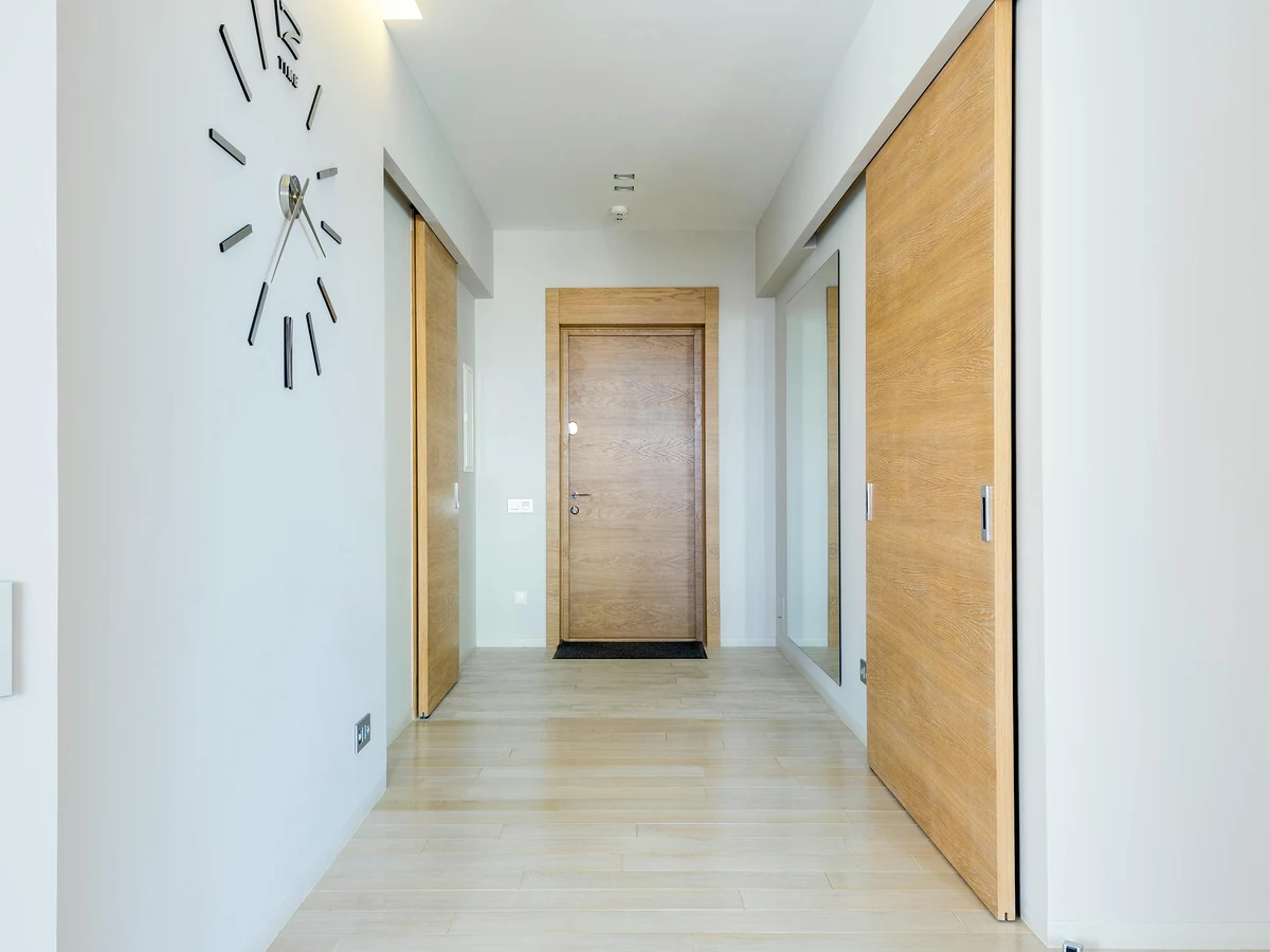 hallway-painting-white-hallway-wood-beaconsfield-decorators Hallway painting in Penn property by Beaconsfield Decorators