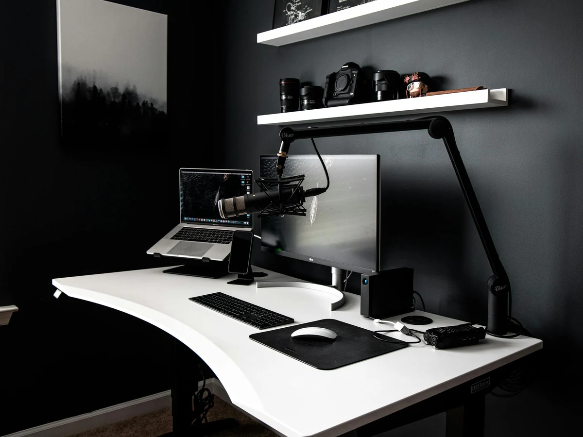 home-office-painting-dark-moody-home-beaconsfield-decorators Professional home office painting in Beaconsfield by Beaconsfield Decorators, dark moody workspace