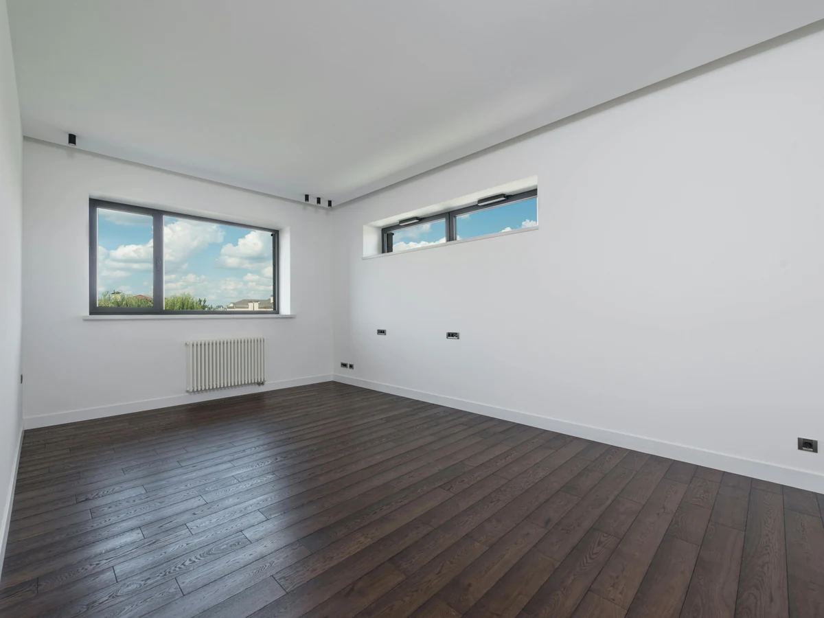 interior-painting-empty-freshly-white-beaconsfield-decorators Freshly painted white room interior by Beaconsfield Decorators, clean finishing